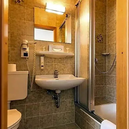 Loewen 3*